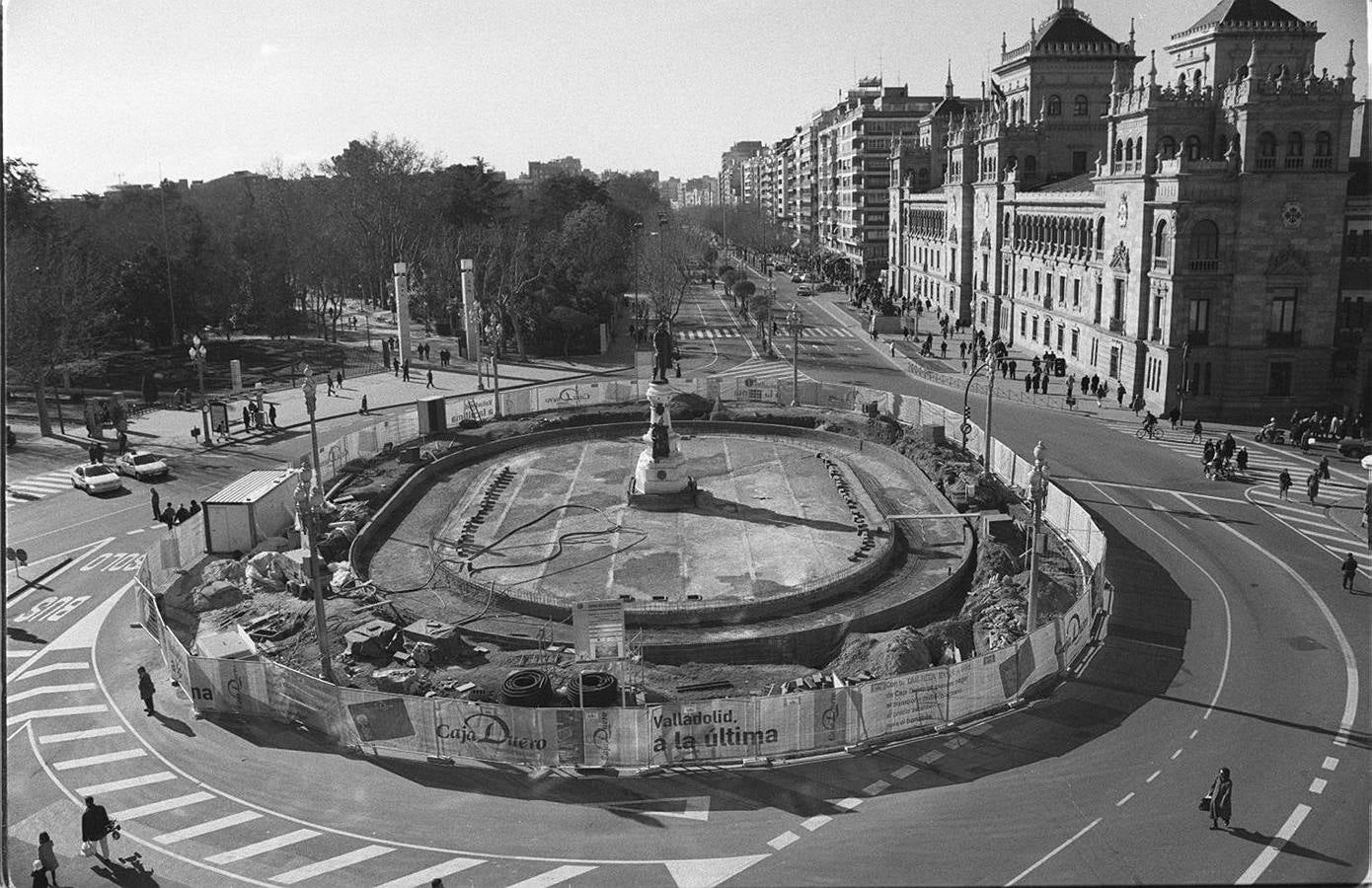 30.01.1999 Obras en la plaza José Zorrilla para la instalación de una fuente cibernética.