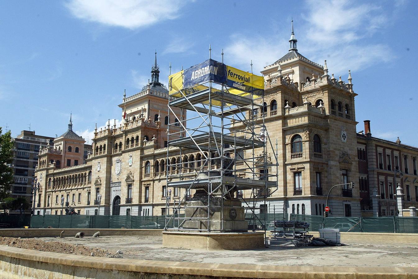 22.08.2003 La Plaza de Zorrilla momentos después de que la estatua de Zorrilla fuese retirada por la obras del aparcamiento subterráneo.