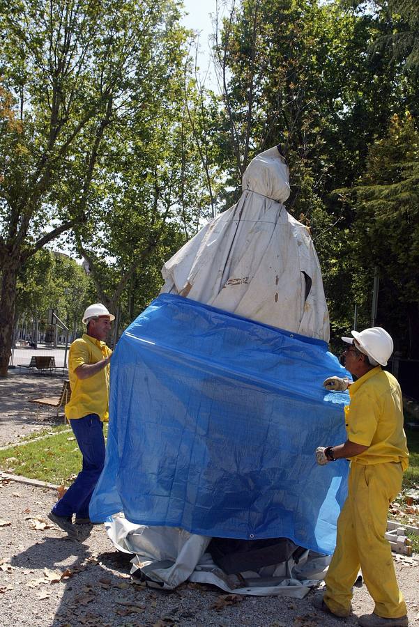 22.08.2003 Dos operarios cubren la estatua de Zorrilla antes de ser trasladada por las obras del aparcamiento subterráneo en la Plaza de Zorrilla.