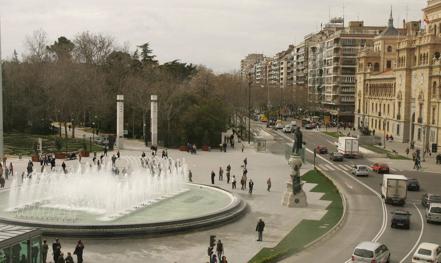 23.03.2005 La fuente de la plaza de Zorrilla volvió hoy a funcionar después de más de un año de obras en este espacio. La estatua del poeta se ha trasladado a un lateral de la fuente.