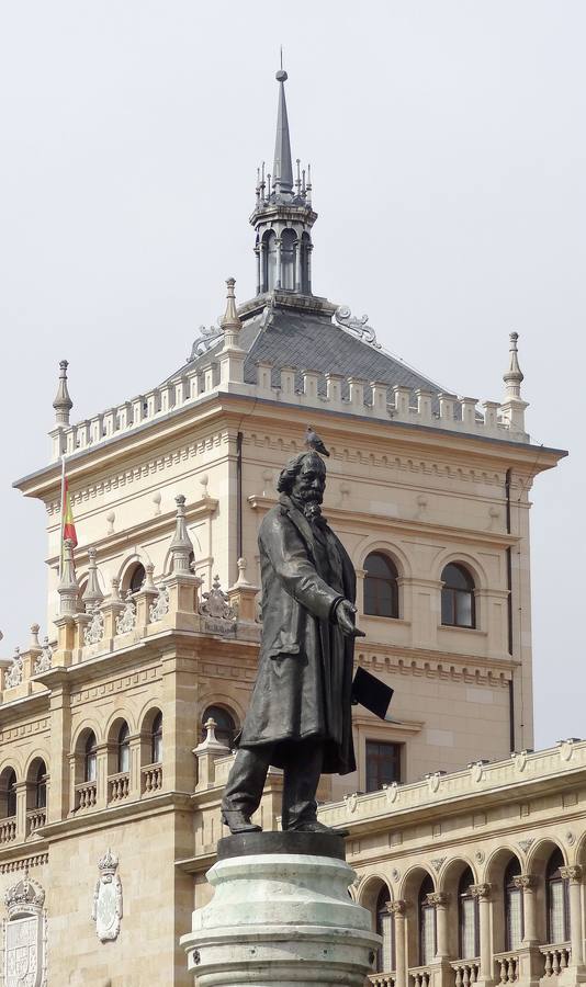 28.09.2015 La estatua de José Zorrilla preside la plaza que leva su nombre.