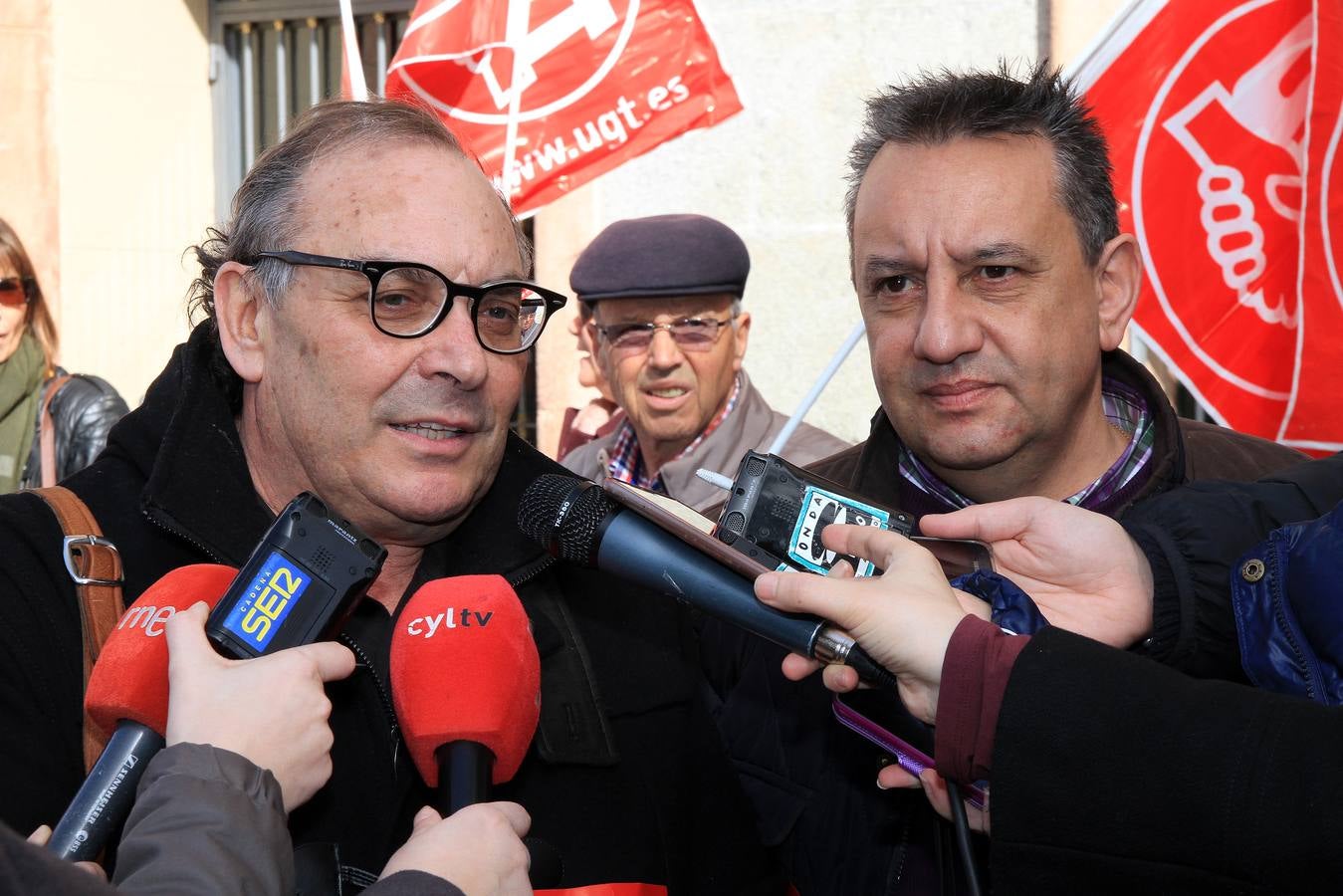 Protesta ante la sede de la Federación Empresarial Segoviana (FES) en defensa de la negociación colectiva
