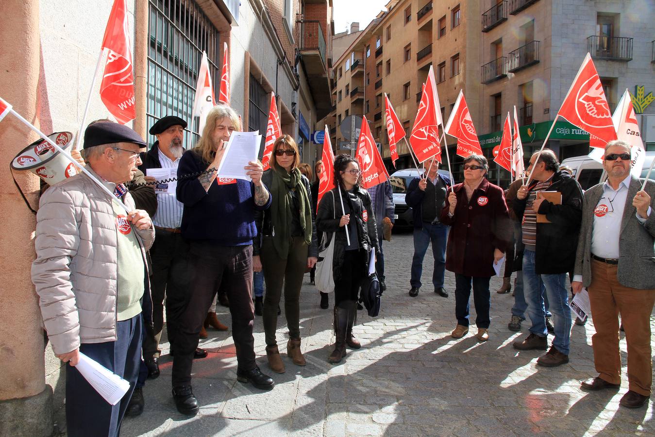 Protesta ante la sede de la Federación Empresarial Segoviana (FES) en defensa de la negociación colectiva