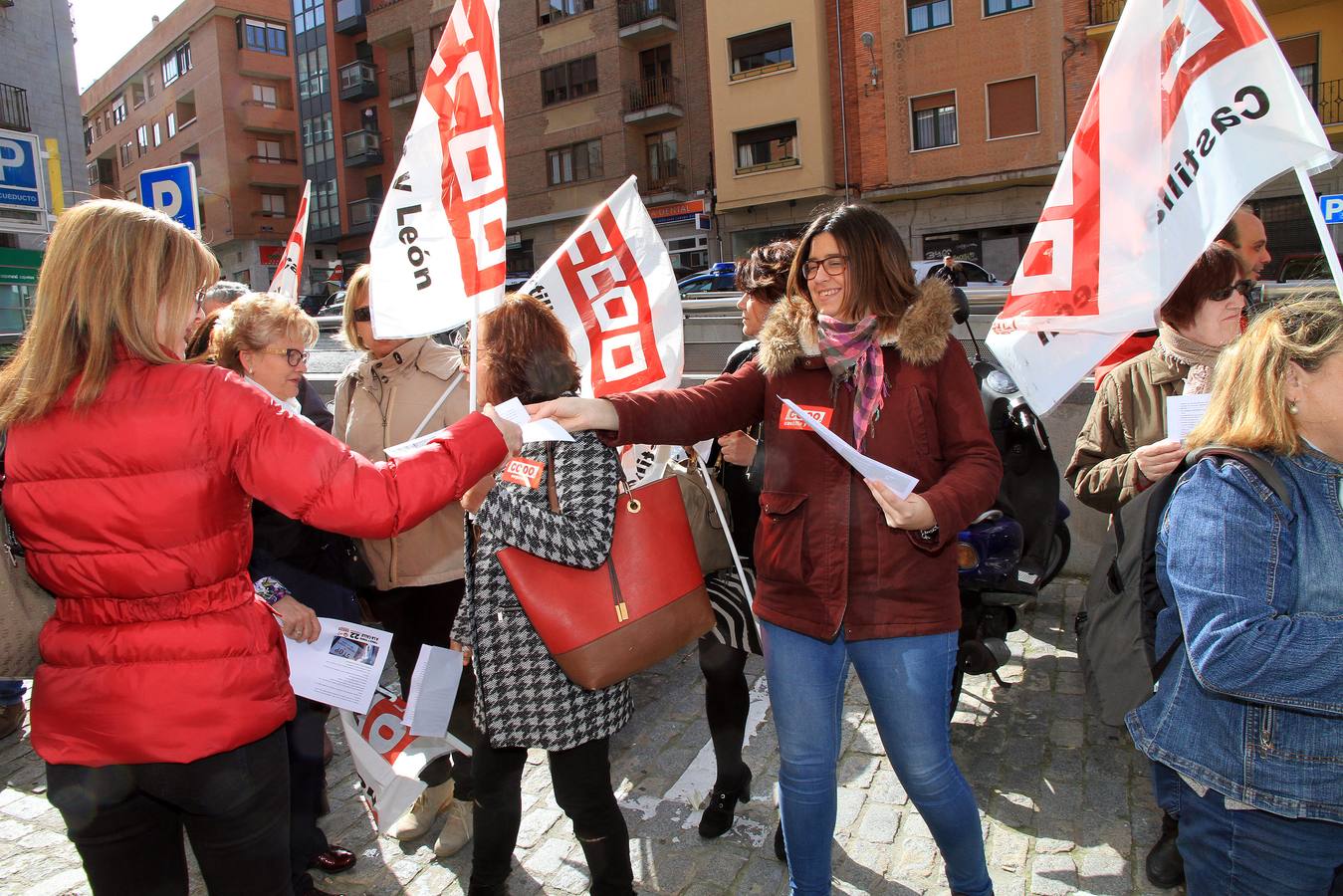 Protesta ante la sede de la Federación Empresarial Segoviana (FES) en defensa de la negociación colectiva