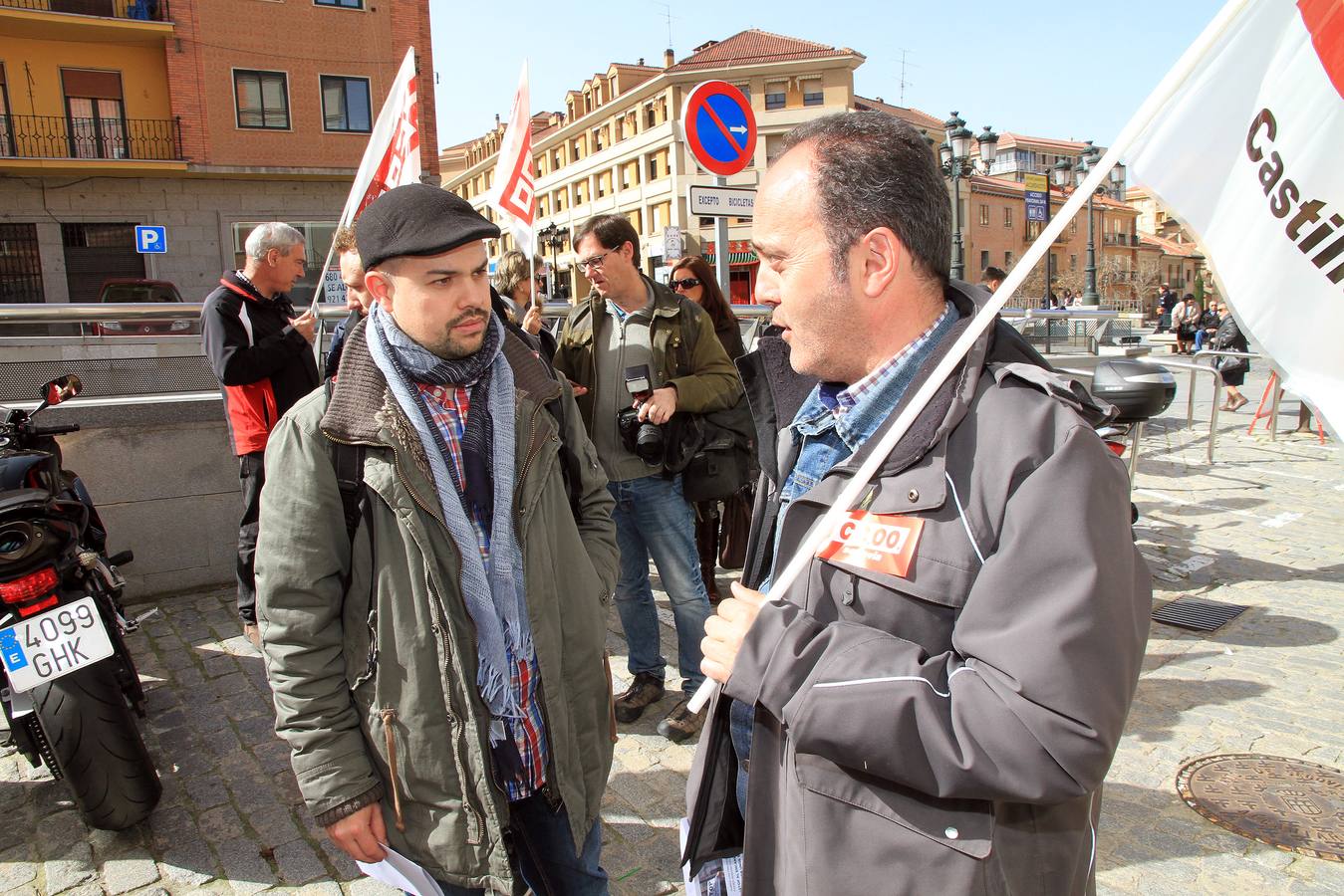 Protesta ante la sede de la Federación Empresarial Segoviana (FES) en defensa de la negociación colectiva