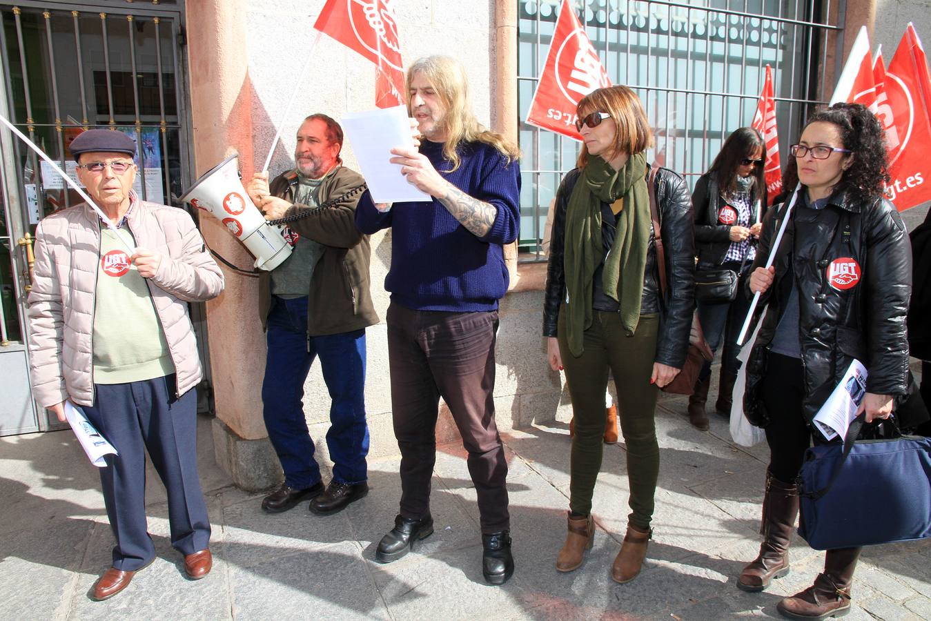 Protesta ante la sede de la Federación Empresarial Segoviana (FES) en defensa de la negociación colectiva