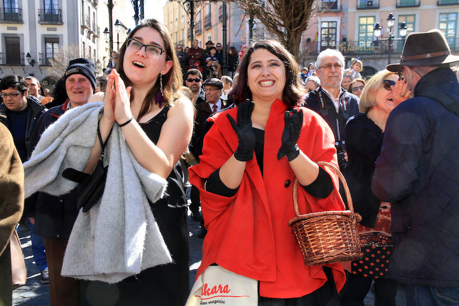 Desfile de comparasas en Segovia