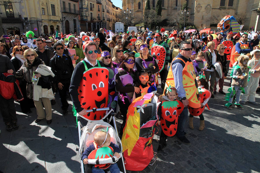 Desfile de comparasas en Segovia
