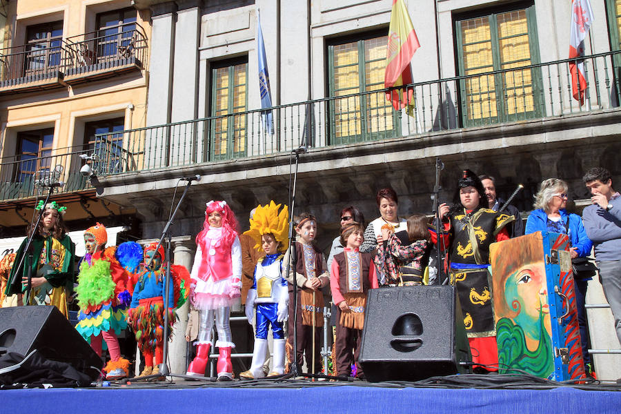 Desfile de comparasas en Segovia