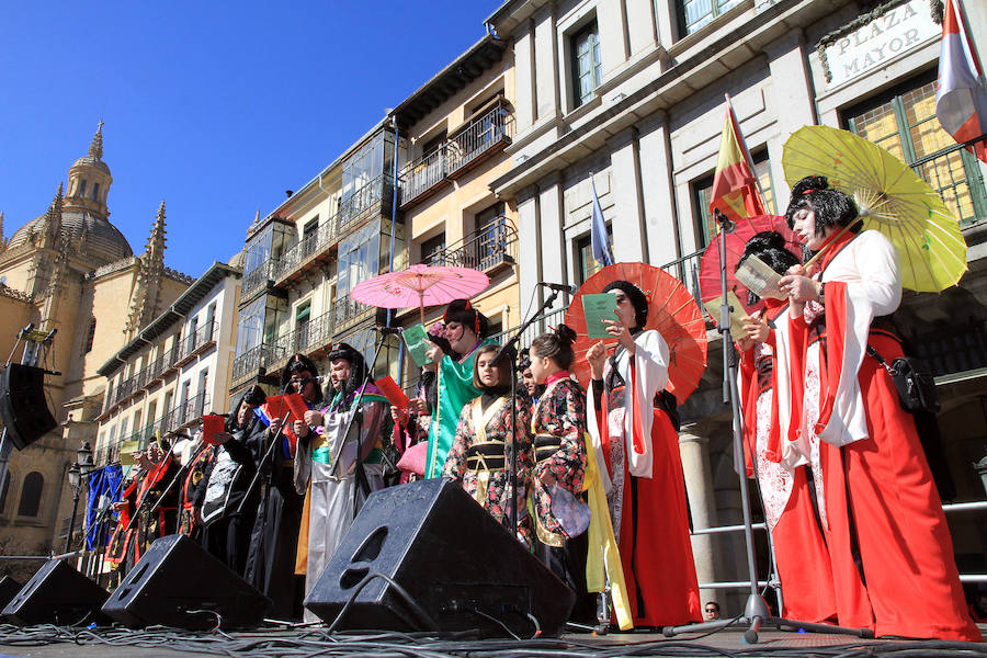 Desfile de comparasas en Segovia