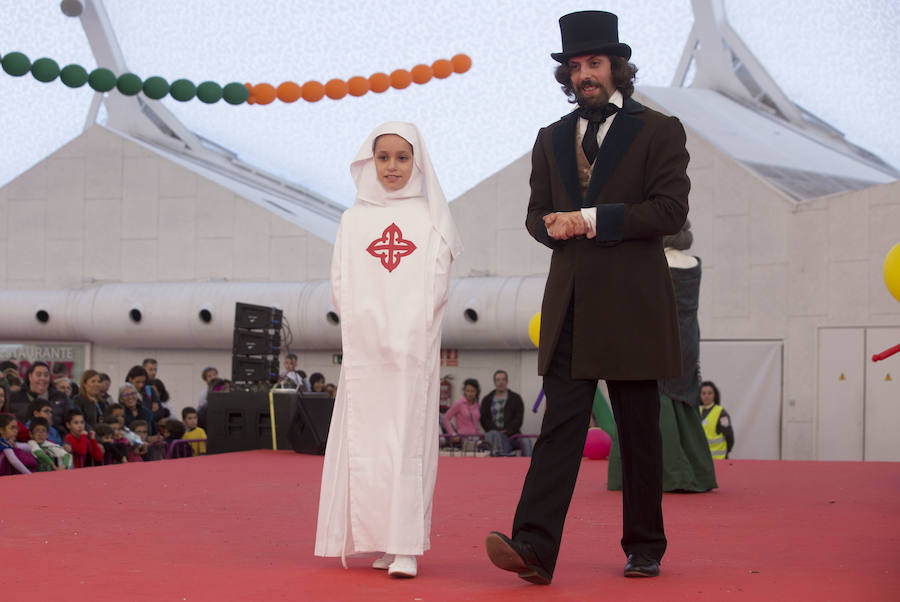 Concurso infantil de disfraces en la Cúpula del Milenio (Valladolid)