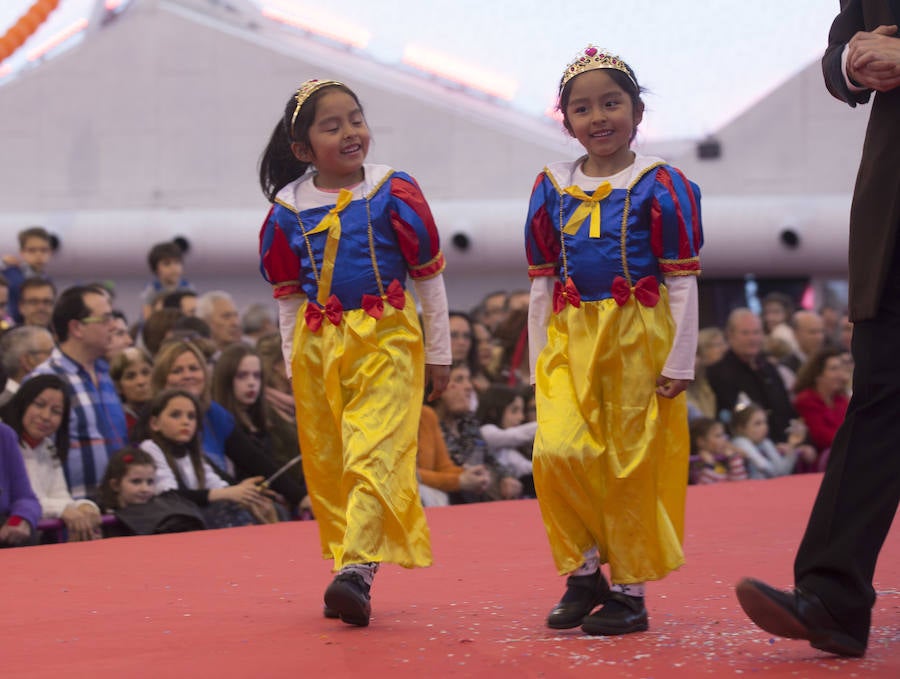 Concurso infantil de disfraces en la Cúpula del Milenio (Valladolid)