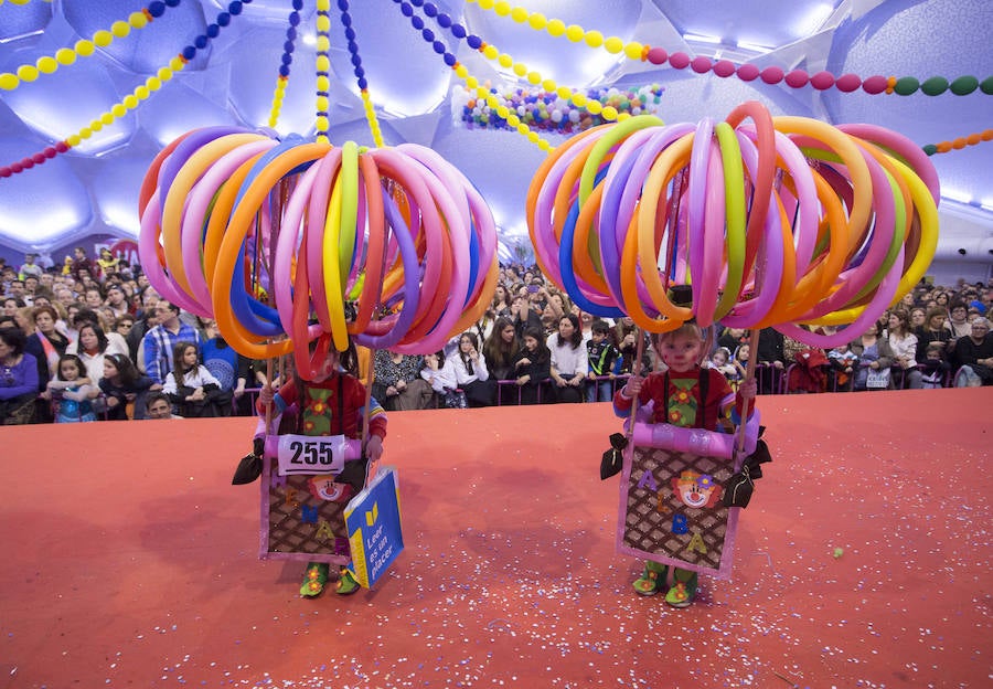 Concurso infantil de disfraces en la Cúpula del Milenio (Valladolid)