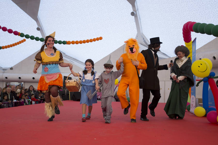 Concurso infantil de disfraces en la Cúpula del Milenio (Valladolid)