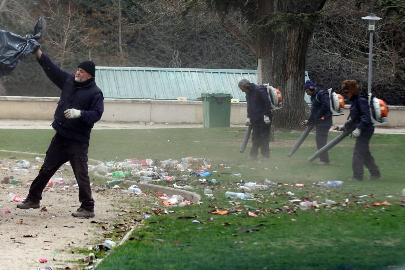 Restos del macrobotellón del lunes de carnaval en el entorno de Las Moreras