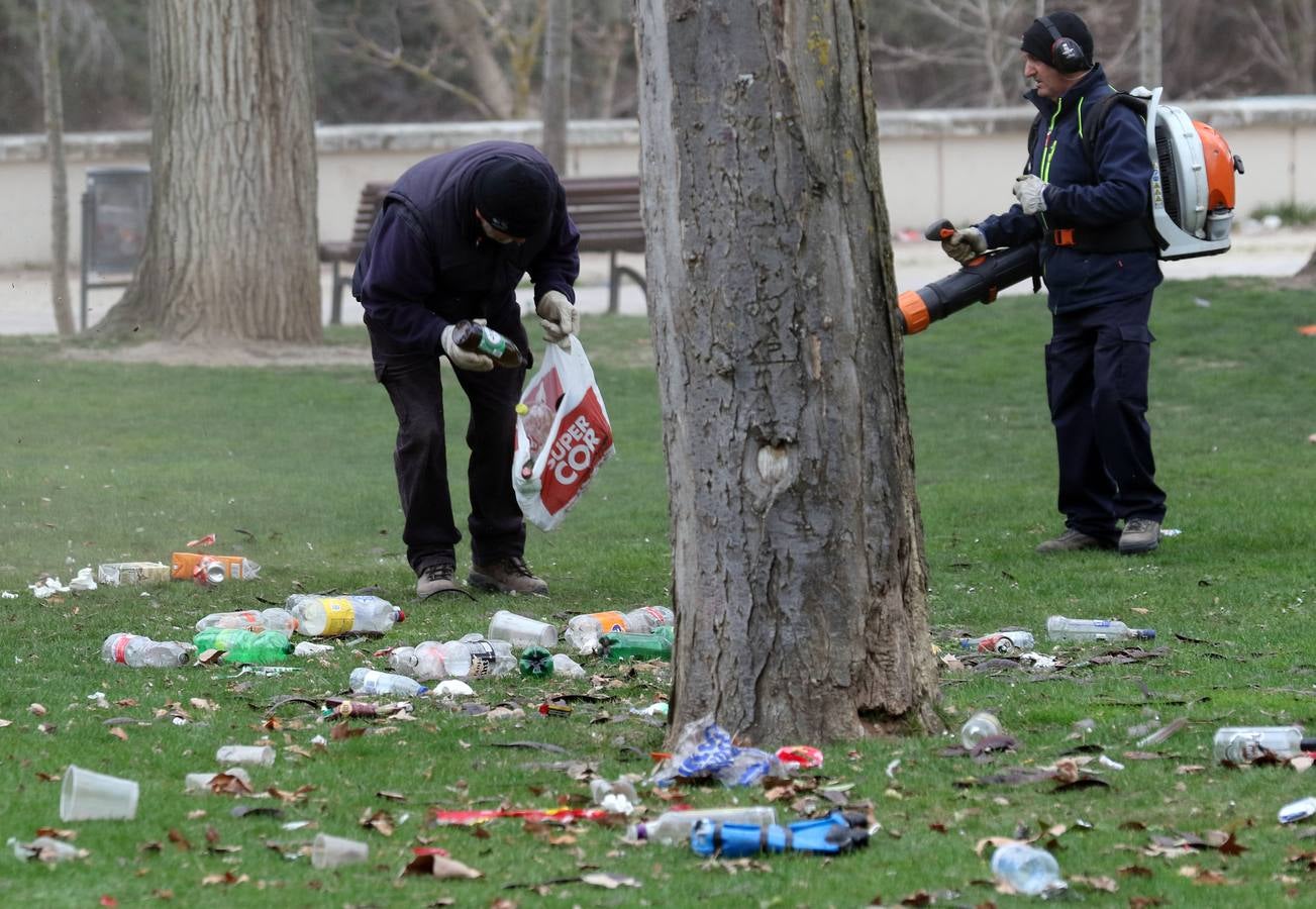 Restos del macrobotellón del lunes de carnaval en el entorno de Las Moreras