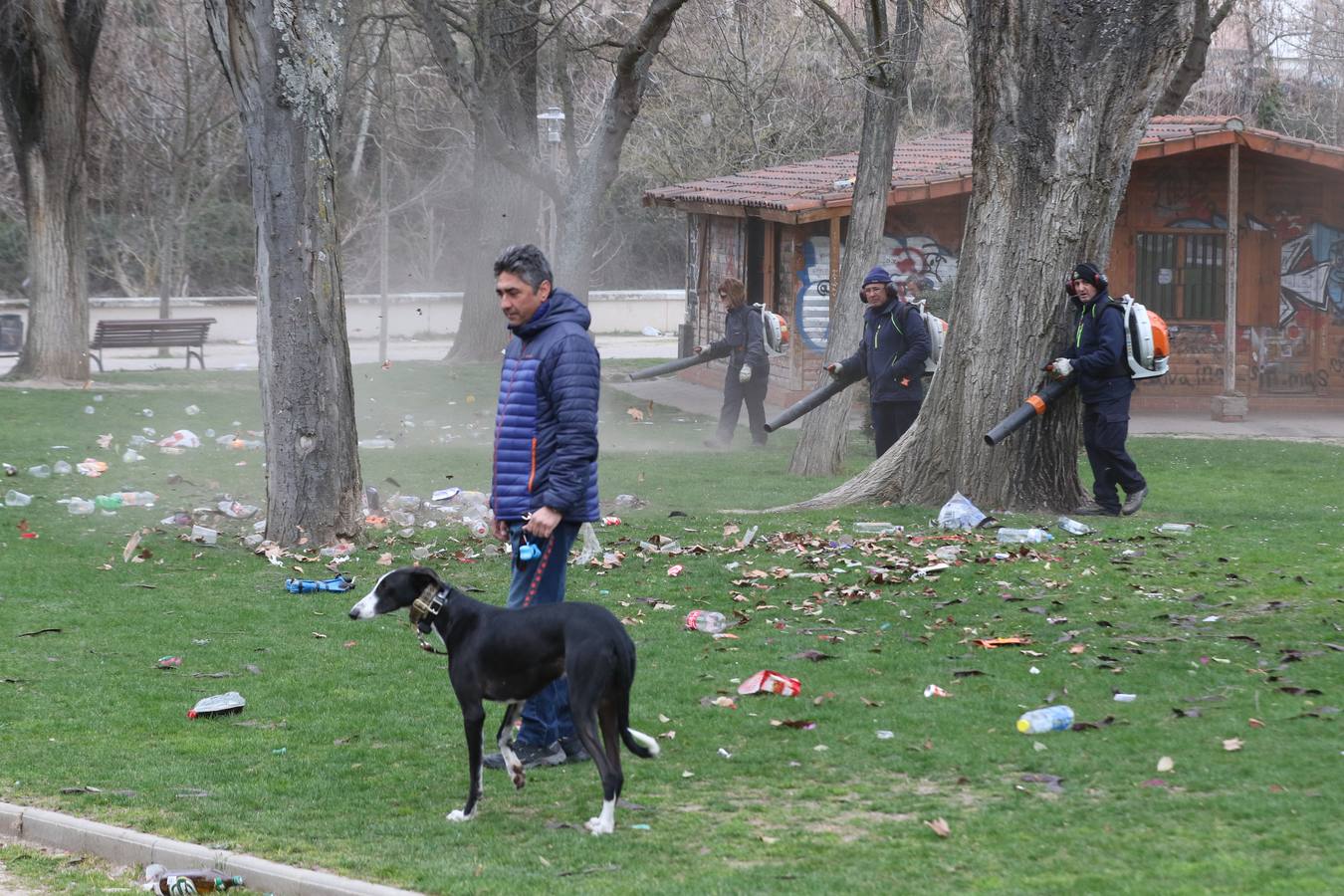Restos del macrobotellón del lunes de carnaval en el entorno de Las Moreras