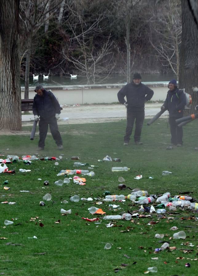 Restos del macrobotellón del lunes de carnaval en el entorno de Las Moreras