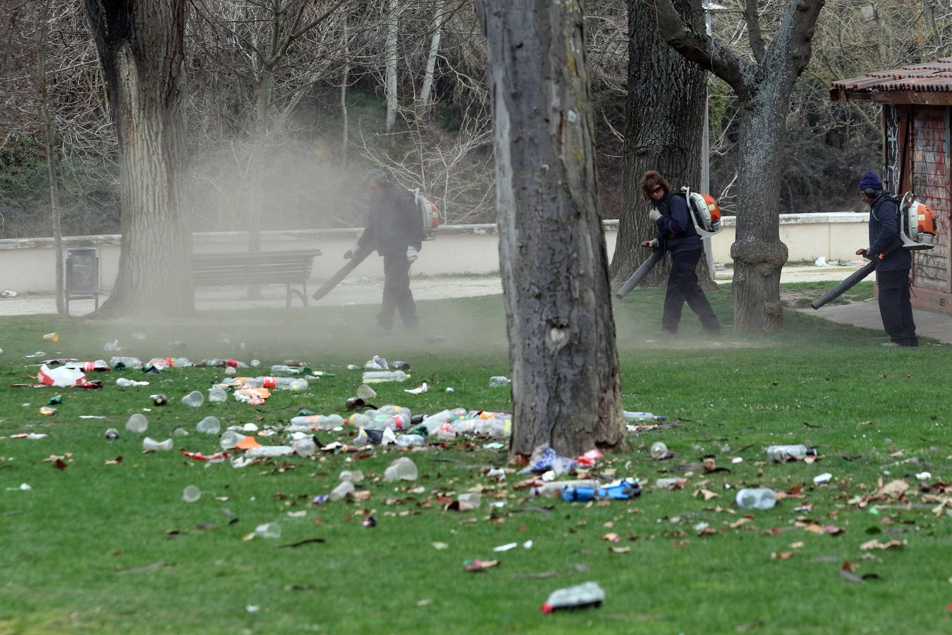Restos del macrobotellón del lunes de carnaval en el entorno de Las Moreras