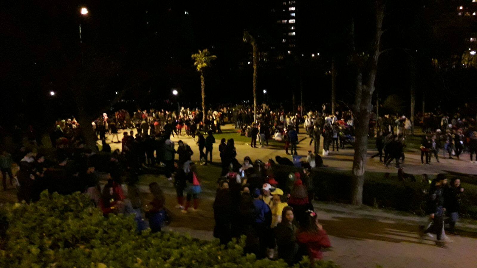 Restos del macrobotellón del lunes de carnaval en el entorno de Las Moreras