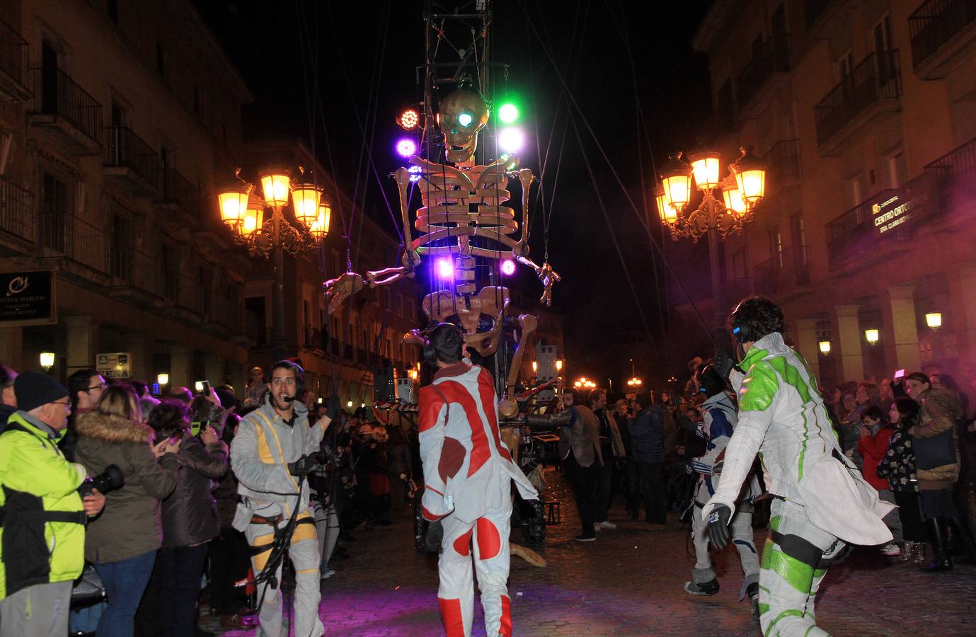 Segovia disfruta del martes de carnaval con un animado desfile