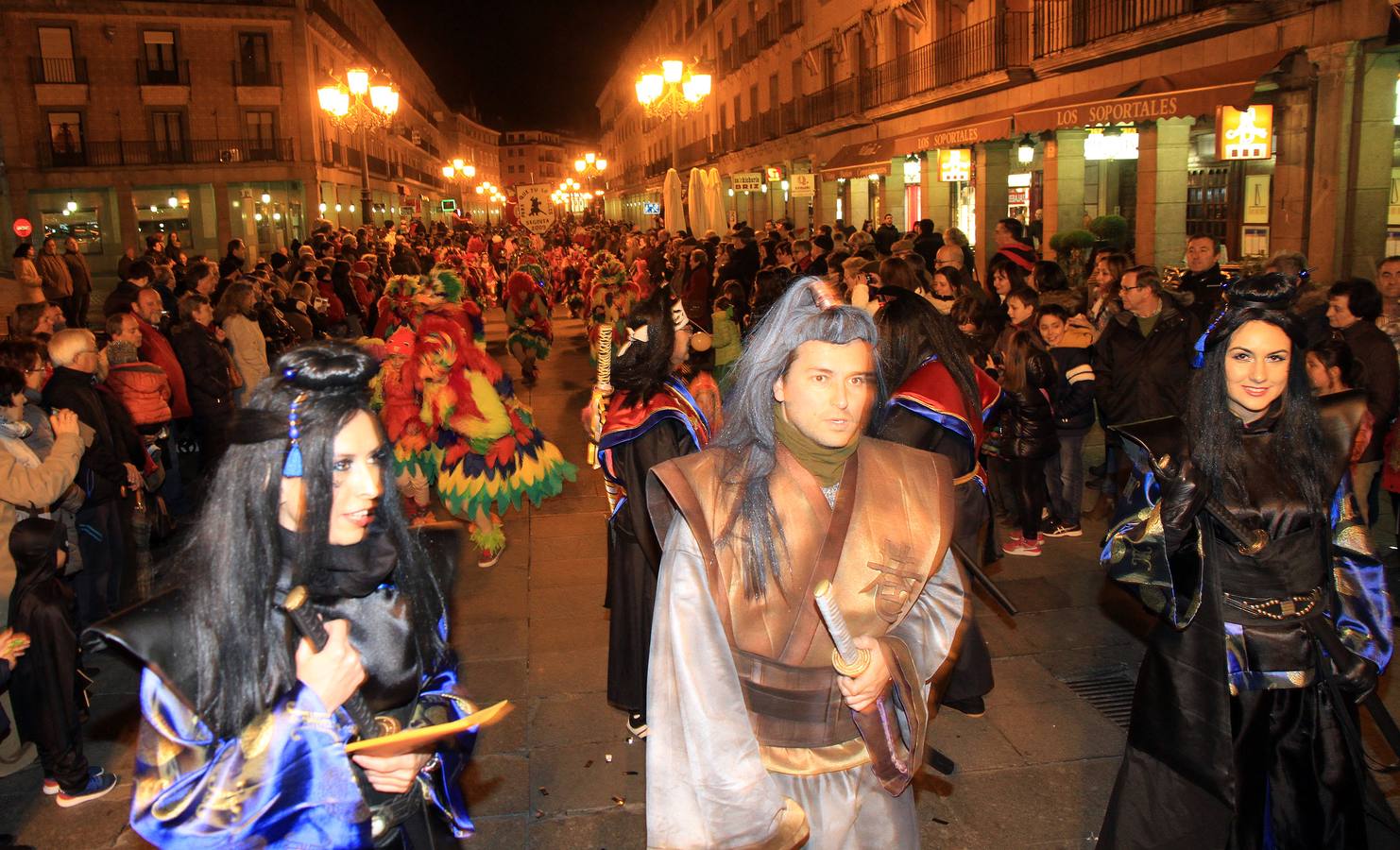 Segovia disfruta del martes de carnaval con un animado desfile