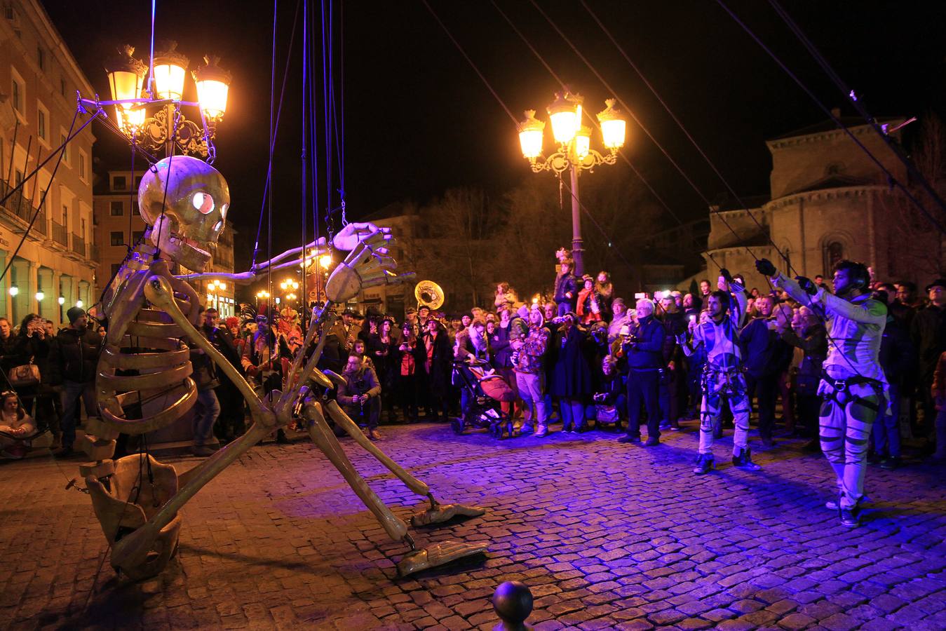 Segovia disfruta del martes de carnaval con un animado desfile