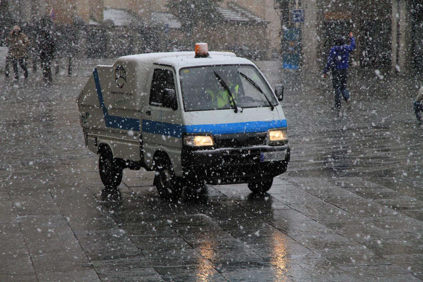 Una intensa nevada cubre Segovia