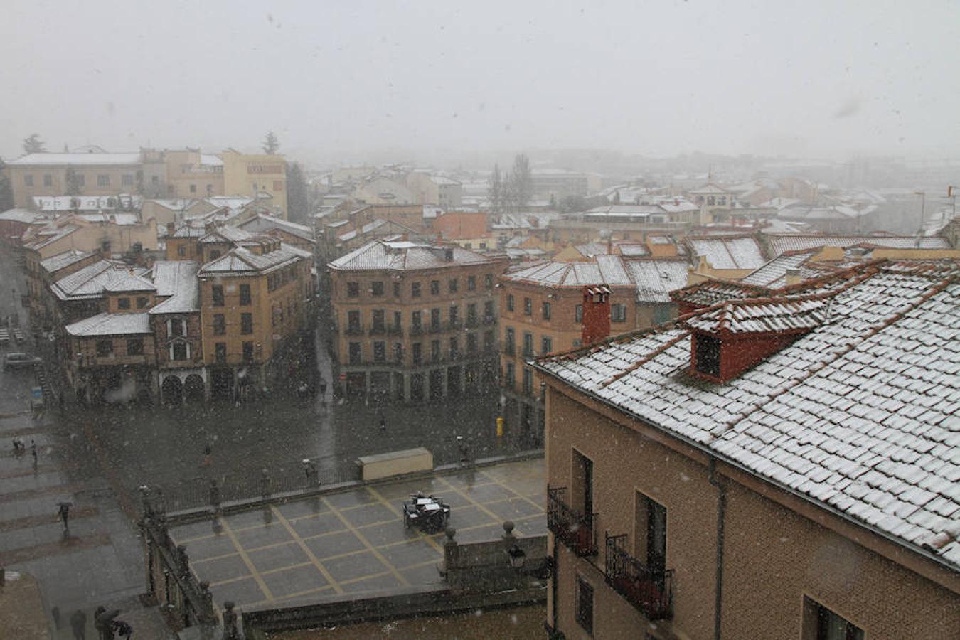 Una intensa nevada cubre Segovia