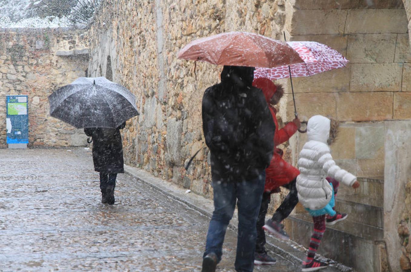 Una intensa nevada cubre Segovia