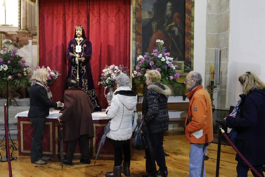 Colas en el besapié del rescatado en San Pablo (Salamanca)
