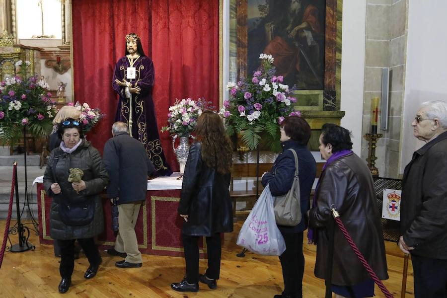 Colas en el besapié del rescatado en San Pablo (Salamanca)
