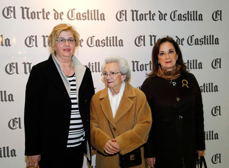 Arancha Martín, Ascensión Acero y María Rosa Quintero, familiares del fotógrafo de El Norte Antonio Quintero.