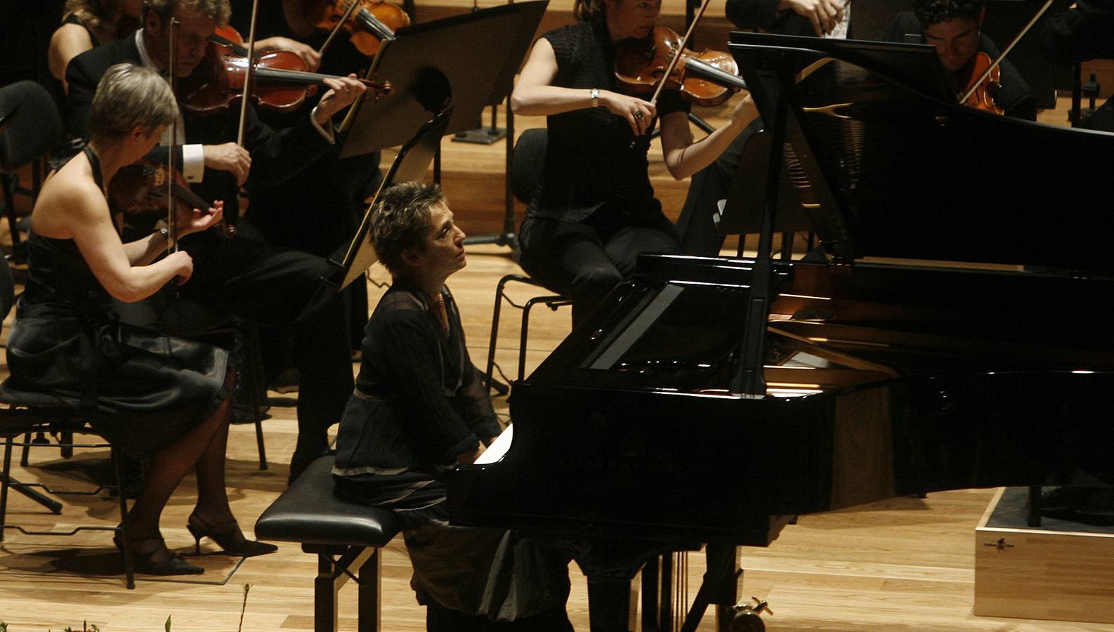 11.04.07 La pianista portuguesa Maria Joao Pires junto a los músicos de la Orquesta Sinfónica de Castilla y León durante el concierto de inauguración del Auditorio de Valladolid.