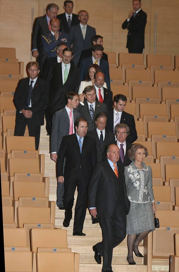 14.11.07 Los Reyes de España, Don Juan Carlos y Doña Sofía inauguran el Centro Cultural Miguel Delibes. En la foto, Sus Majestades, Juan Vicente Herrera, el arquitecto Ricardo Bofill y el ministro de Cultura, César Antonio Molina en el auditorio.