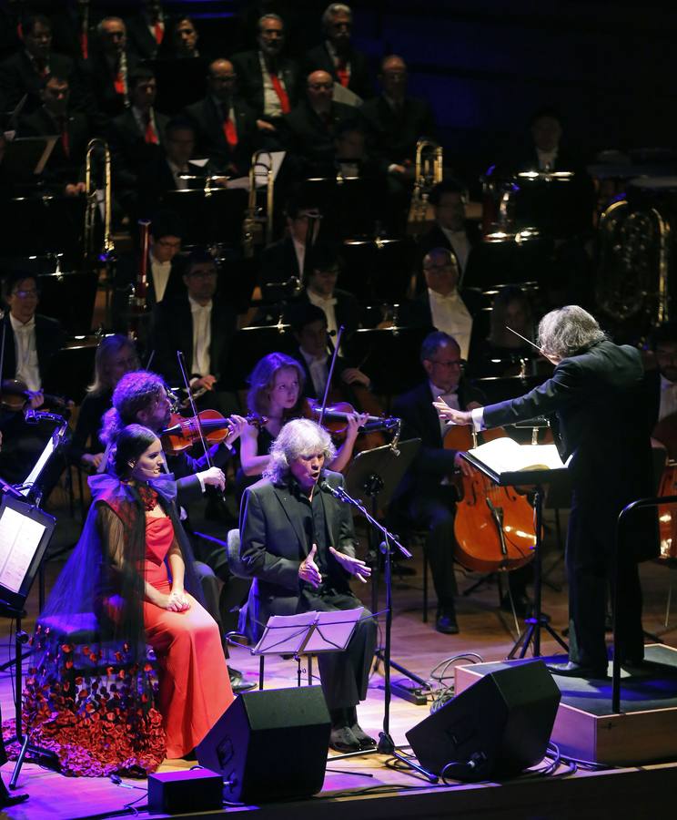 03.01.15 María Mezcle, José Mercé y el director José Miguel Évora durante la obra 'Misterios: la Pasion perpetua' de Evola con la Orquesta Sinfonica de Castilla y León (OSCyL).