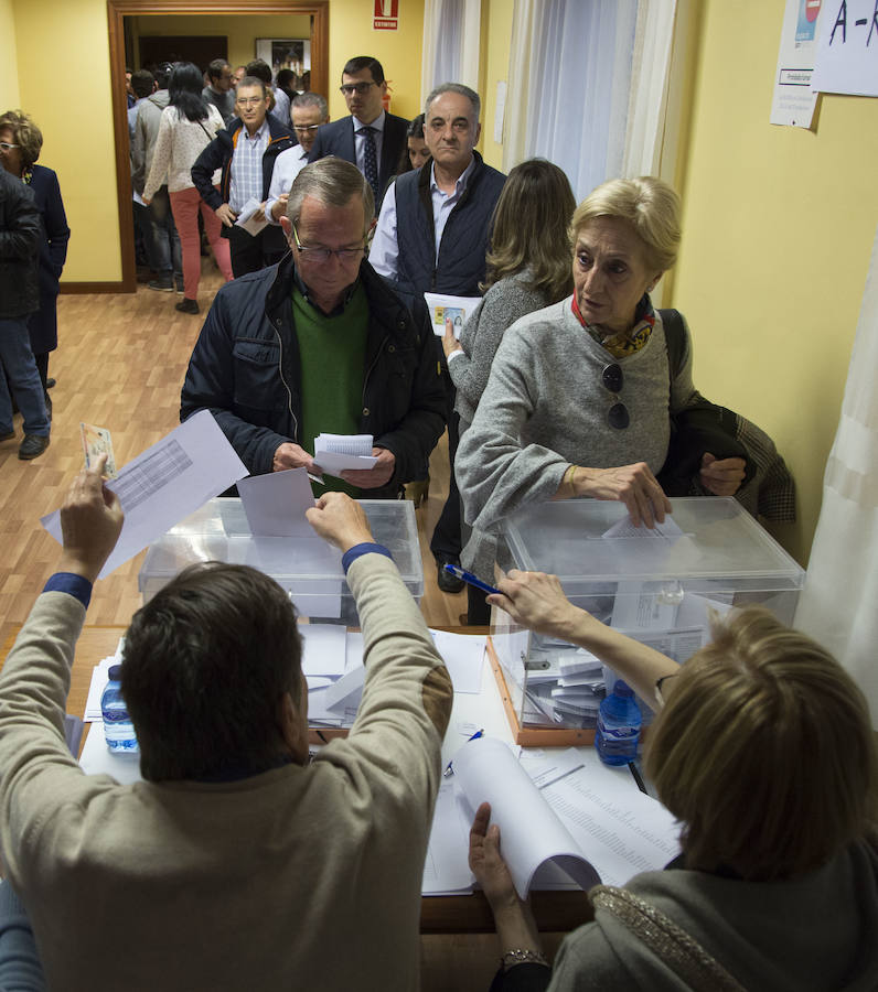 Los afiliados votan en las primarias del PP de Castilla y León en la sede regional de Valladolid