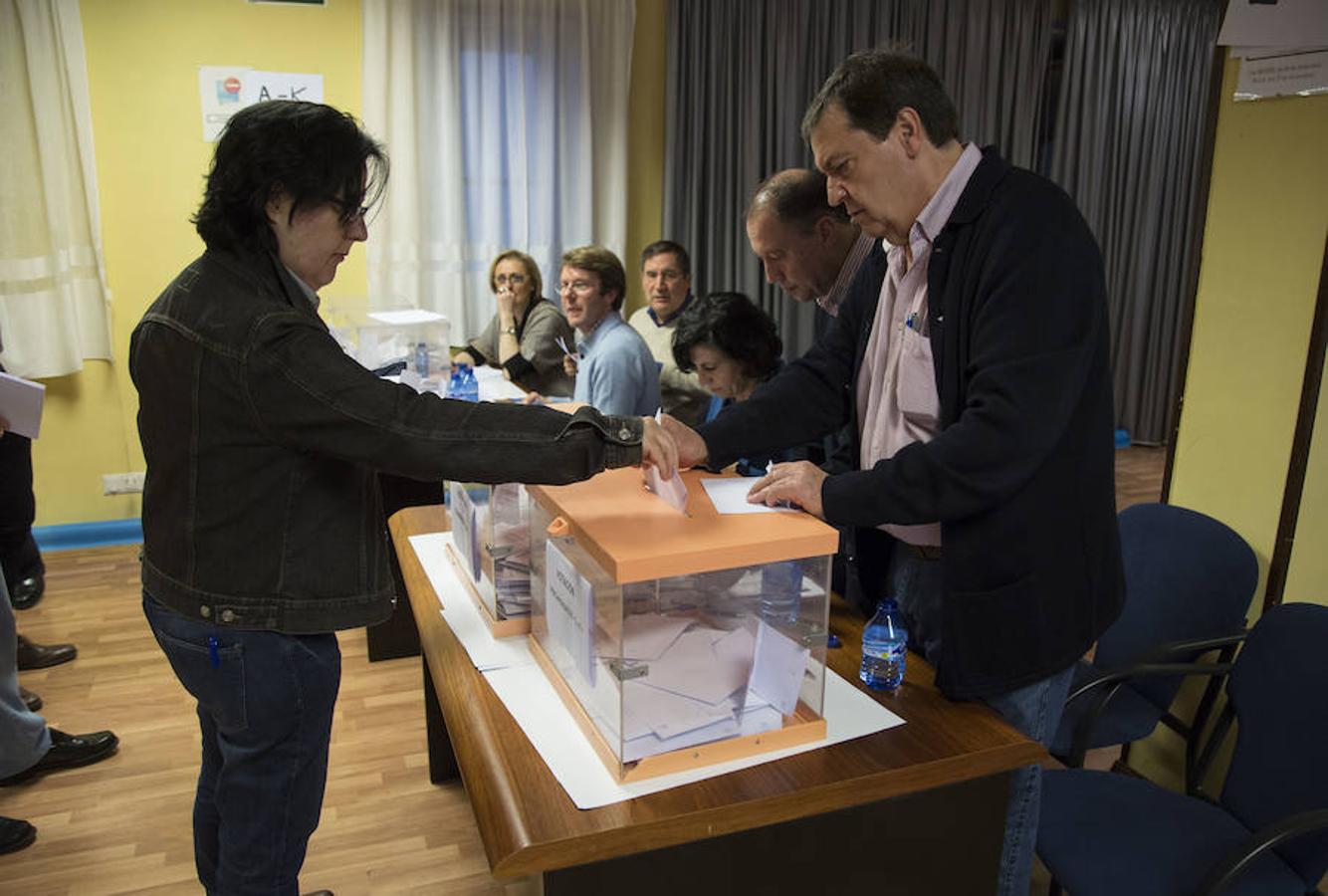 Los afiliados votan en las primarias del PP de Castilla y León en la sede regional de Valladolid