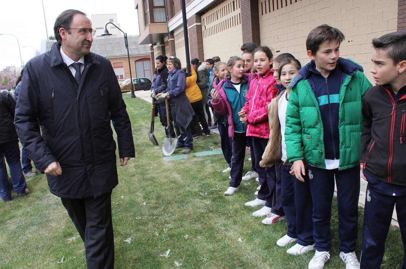 Escolares palentinos celebran el Día del Árbol