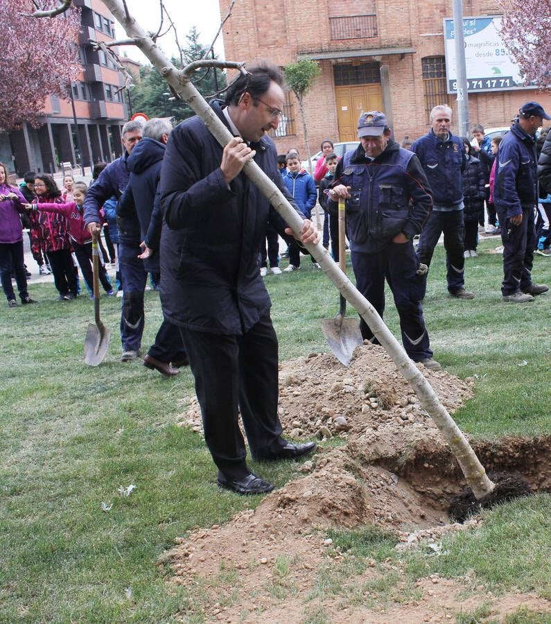Escolares palentinos celebran el Día del Árbol