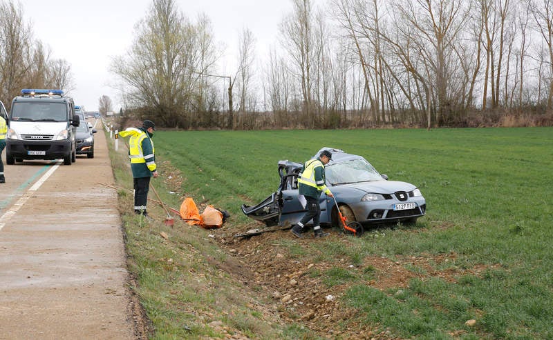 Tres miembros de una familia fallecen en un accidente en Villaturde (Palencia)