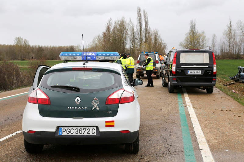 Tres miembros de una familia fallecen en un accidente en Villaturde (Palencia)