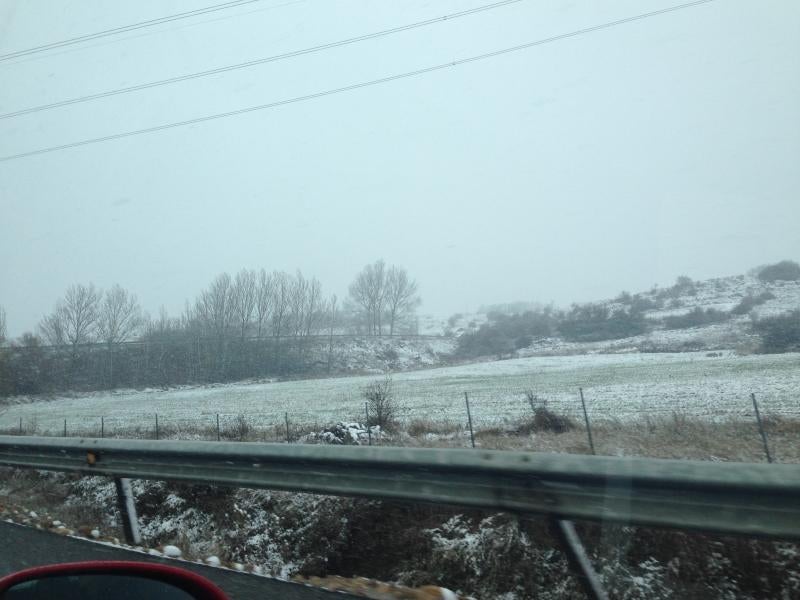 La nieve tiñe de blanco el norte de Palencia