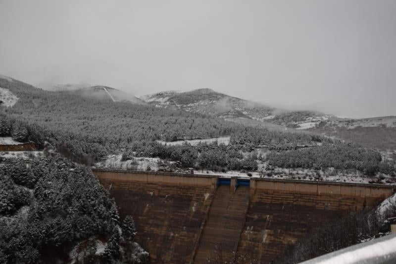 La nieve tiñe de blanco el norte de Palencia