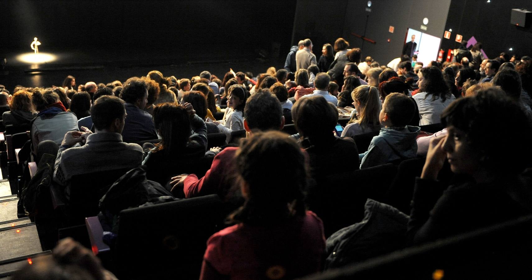 Abracalabradanza llena la sala Concha Velasco del LAVA con el espectáculo infantil &#039;Vuelos&#039;