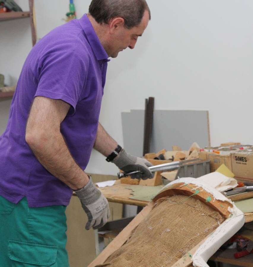 Taller de tapicería de la Fundación Valora2 de Palencia