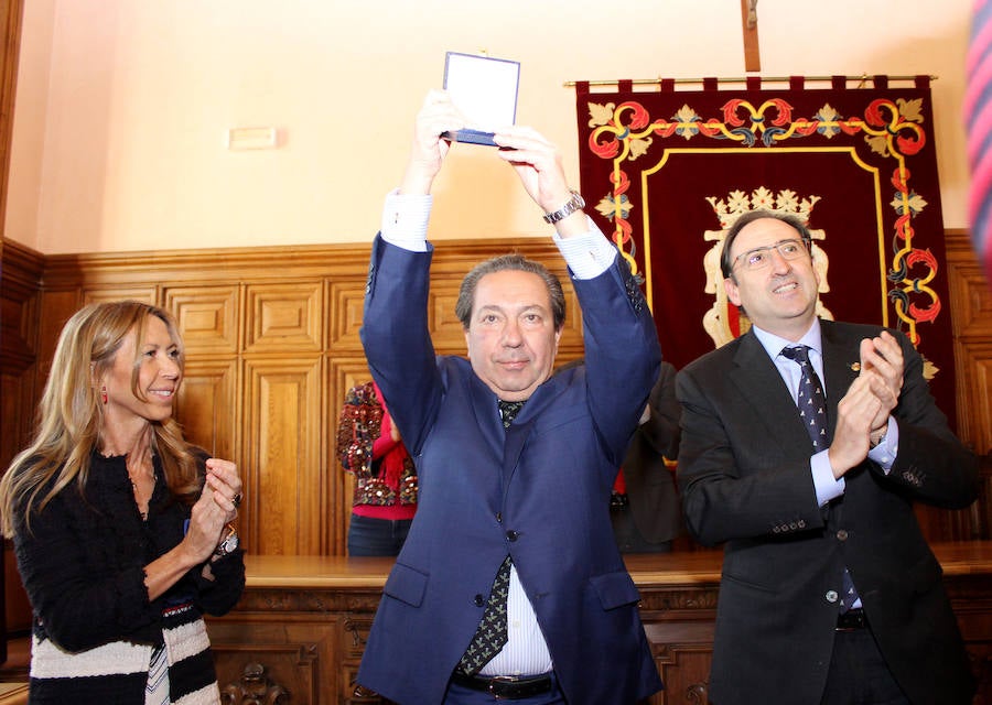 Entrega de la medalla de oro de la ciudad a la cofradia de los nazarenos de Palencia