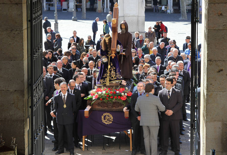 Entrega de la medalla de oro de la ciudad a la cofradia de los nazarenos de Palencia