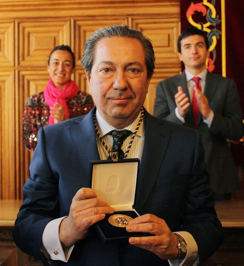 Entrega de la medalla de oro de la ciudad a la cofradia de los nazarenos de Palencia