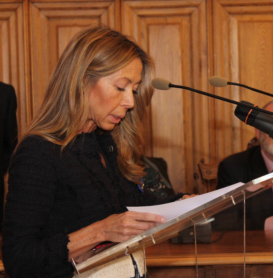 Entrega de la medalla de oro de la ciudad a la cofradia de los nazarenos de Palencia